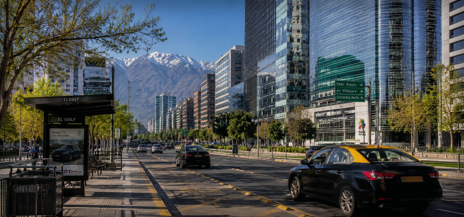 Taxi negro con techo amarillo en Nueva Costanera, Vitacura y Alonso de Córdova